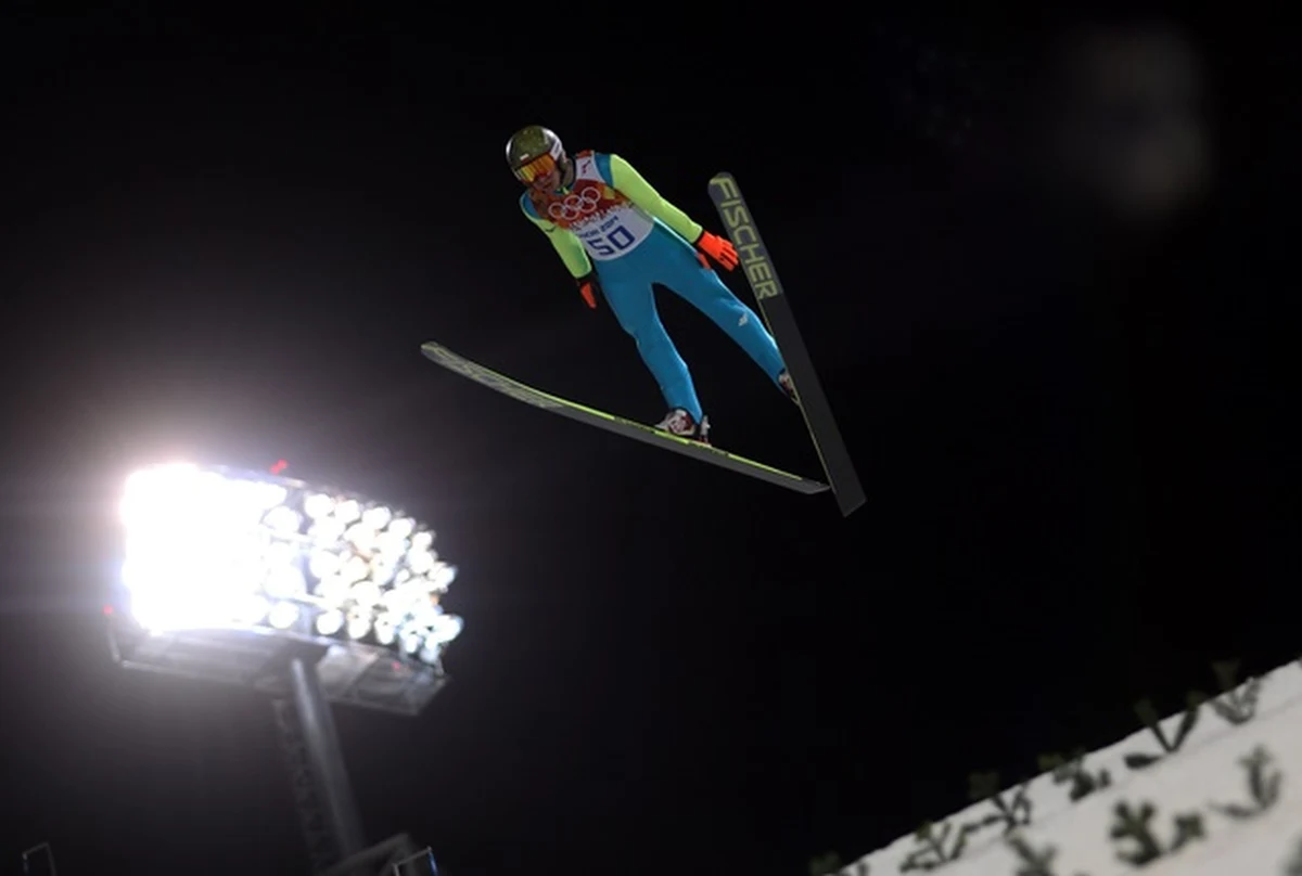 Kamil Stoch uzyskał 105,5 m i jest liderem po pierwszej serii konkursu olimpijskiego na normalnej skoczni igrzysk w Soczi. W finale wystąpią także Maciej Kot i Jan Ziobro.