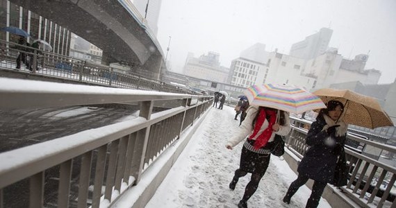 Kolejny dzień opady śniegu w Tokio i przyległym regionie spowodowały w niedzielę zakłócenia w transporcie. Odwołano część pociągów dużej prędkości i ponad 300 lotów krajowych ze stołecznego lotniska Haneda. W sobotę i niedzielę zginęło w Japonii 11 osób.