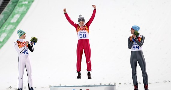 Kamil Stoch, mistrz świata z Predazzo i lider klasyfikacji generalnej Pucharu Świata w skokach narciarskich, wygrał konkurs na normalnej skoczni w Soczi i zdobył trzeci złoty medal dla Polski w historii zimowych igrzysk olimpijskich. 