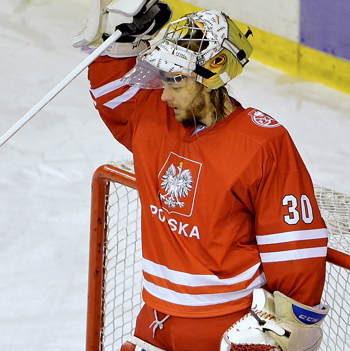 "Dużo dobrego przyniosła nam praca w Krynicy, bardzo ubolewamy nad tym, że ten projekt nie wypalił. Śmiejemy się, że gdyby w przyszłym sezonie coś takiego się powtórzyło i też byłoby za darmo, to też byśmy na to poszli" - mówi RMF FM Przemysław Odrobny tuż po wygranym przez polską kadrę turnieju Euro Ice Hockey Challenge. "Była euforia po turnieju, cieszyliśmy się, ale zapominamy o tym i pracujemy dalej. Najważniejszym sprawdzianem będą mistrzostwa świata i to tam mamy mieć odpowiednią formę. Jeżeli tam wygramy, to wtedy będzie można świętować" - podkreśla.