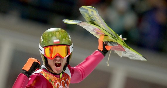 Jeszcze w niedzielę rano Kamil Stoch zastanawiał się, czy ze względu na kłopoty zdrowotne nie zrezygnować z udziału w konkursie olimpijskim w Soczi. Wieczorem zdobył złoty medal, wręcz deklasując rywali. Dziś Kamil Stoch odbierze złoty krążek.