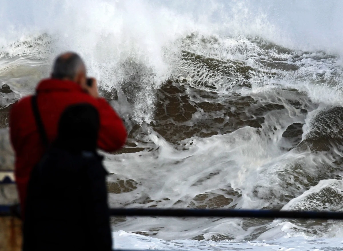 Nawałnice o katastrofalnej sile nawiedziły wieczorem wybrzeża Portugalii powodując chaos w żegludze, komunikacji lotniczej i kolejowej. 