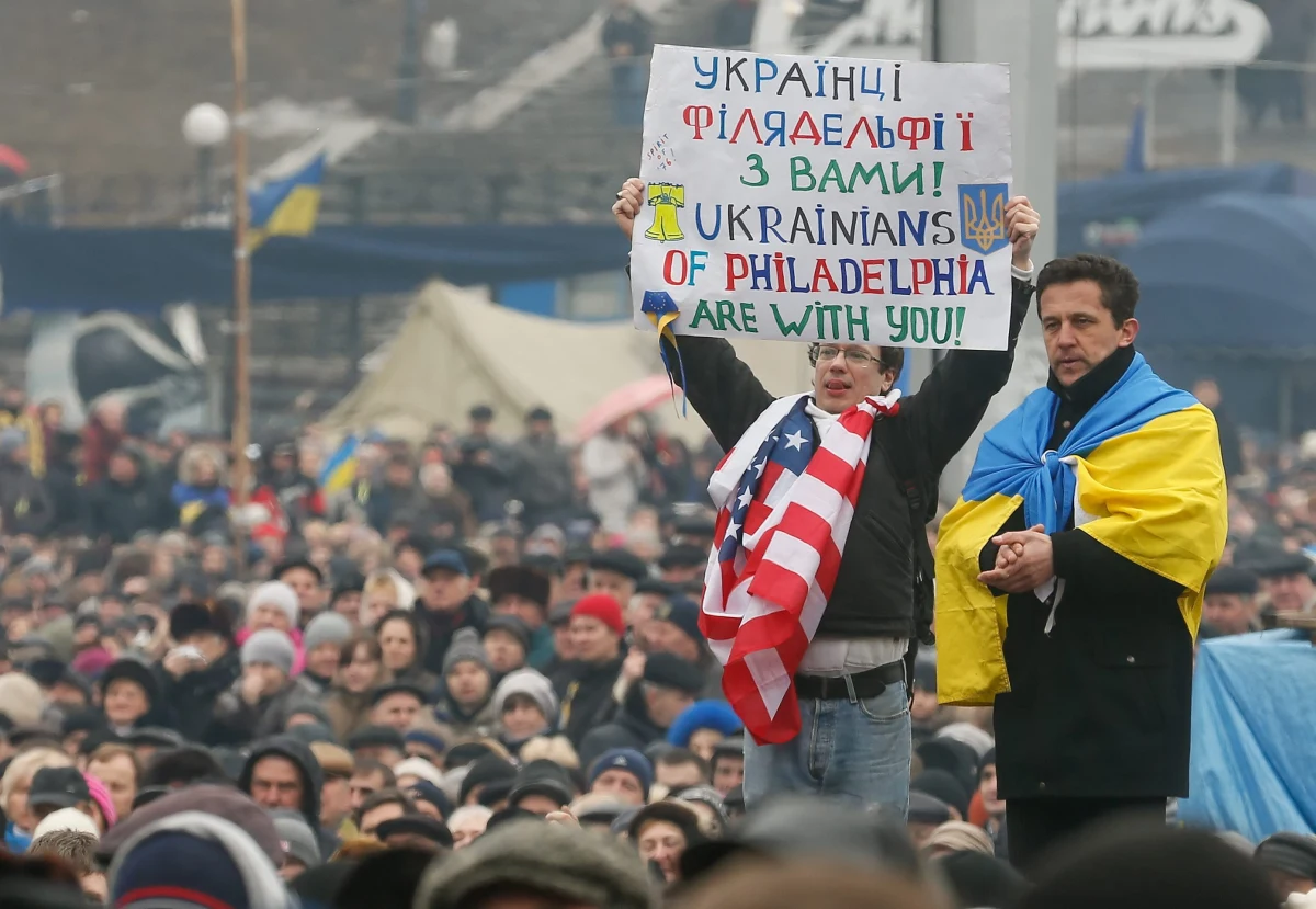 Na ustawionym na barykadzie telebimie antyrządowi demonstranci wyświetlali w nocy reportaże z Majdanu i koncert wspierającego protesty zespołu. Bezskutecznie próbowali je zagłuszyć milicjanci, którzy na swoim telebimie włączyli transmisję z igrzysk w Soczi.  