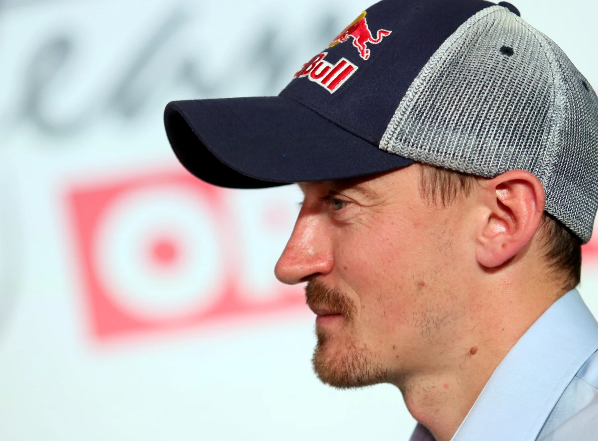 Adam Małysz przyznał, że oddałby cztery medale olimpijskie - trzy srebrne i brązowy, za jeden złoty, który udało się zdobyć Kamilowi Stochowi. Podkreślił także, że we wczorajszym konkursie w Soczi nikt nie był w stanie zagrozić Stochowi w walce o mistrzowski tytuł. "Na pewno w karierze sportowca ważne są dokonania, osiągnięcia w mistrzostwach świata czy igrzyskach. Cieszą z pewnością medale, również ich liczba, ale jednak złoto jest złotem. To najcenniejsze i najbardziej wartościowe trofeum" - zaznaczył Małysz.