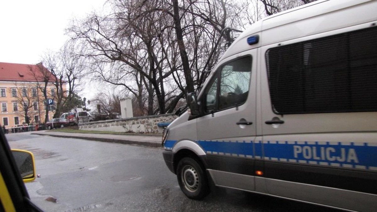 Sąd Okręgowy w Rzeszowie bada wniosek szefa więzienia o uznanie Mariusza Trynkiewicza za osobę niebezpieczną, która po odbyciu kary musi być izolowana w specjalnym ośrodku w Gostyninie lub ewentualnie poddana nadzorowi prewencyjnemu na wolności. Rozprawa odbywa się za zamkniętymi drzwiami. Mariusz Trynkiewicz jest już w budynku sądu.