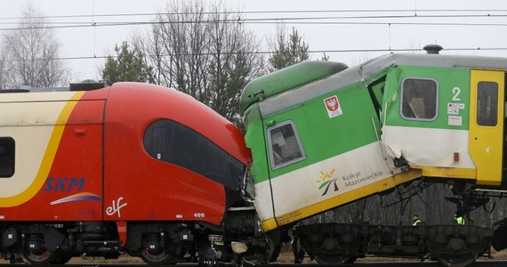 Do kolizji dwóch pociągów - Kolei Mazowieckich i Szybkiej Kolei Miejskiej – doszło na stacji Wesoła, niedaleko Warszawy.Trzy osoby zostały lekko ranne. Ruch na trasie Warszawa - Sulejówek jest wstrzymany. Od Sulejówka do Warszawy składy jadą wolniej.