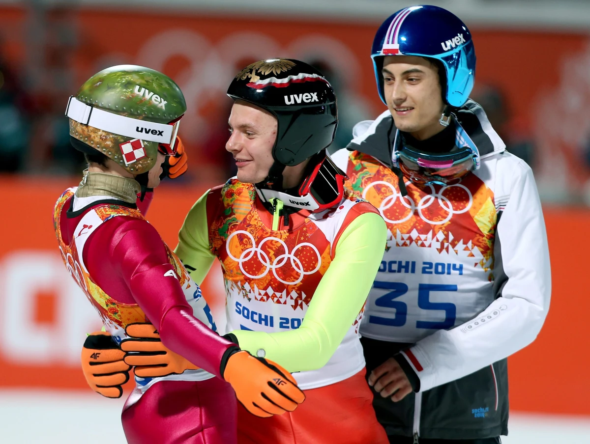 "Kamil jest liderem, na nim się wzorujemy" - takimi słowami Jan Ziobro opisał Stocha, który zdobył wczoraj złoty medal olimpijski w skokach narciarskich w Soczi. Rok wcześniej Kamil Stoch wywalczył w Predazzo mistrzostwo świata. "Bardzo się cieszę, że mój kolega z pokoju... rozwalił imprezę. Przed drugim skokiem, siedząc w szatni, staraliśmy się żartować, każdy coś tam powiedział, nie było napiętej atmosfery. Kamil wykazywał spokój" - powiedział Ziobro, który w olimpijskim debiucie zajął 13. miejsce.