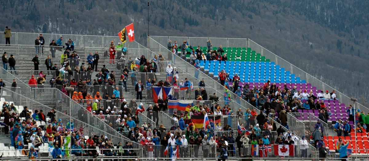 Pustki na trybunach i mało sprzedanych biletów - to jedna z bolączek organizatorów igrzysk olimpijskich w Soczi. Rosjanie znaleźli jednak sposób na wypełnienie krzesełek. Na wolne miejsca wpuszczani są wolontariusze.