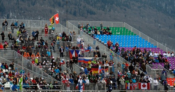 Pustki na trybunach i mało sprzedanych biletów - to jedna z bolączek organizatorów igrzysk olimpijskich w Soczi. Rosjanie znaleźli jednak sposób na wypełnienie krzesełek. Na wolne miejsca wpuszczani są wolontariusze.