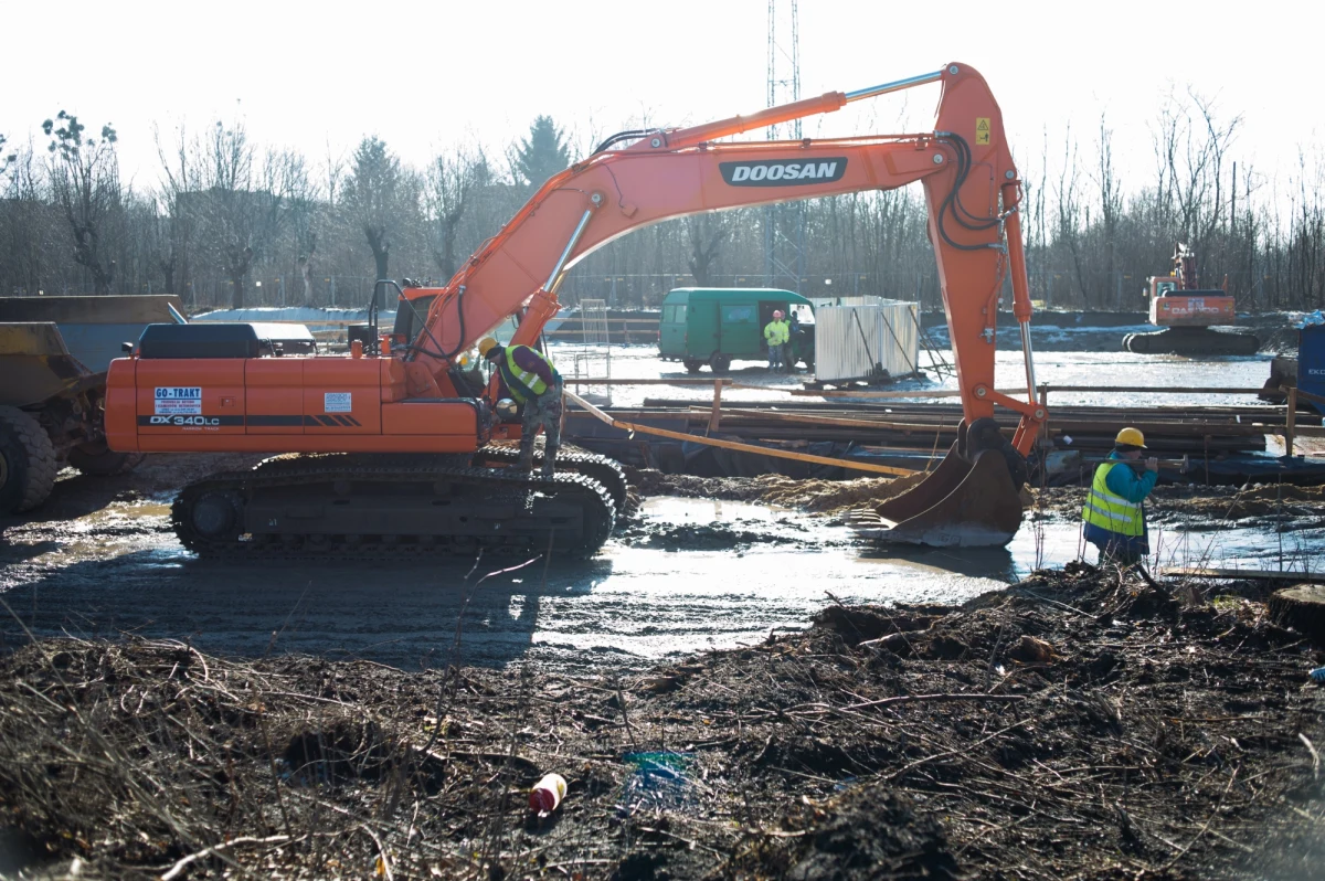 33-letni mężczyzna zginął po zawaleniu się części stropu nowo budowanego fragmentu tunelu na budowie podziemnego dworca kolejowego Łódź-Fabryczna. Na miejscu jest policja, przedstawiciele PIP i pracownicy nadzoru budowlanego. 