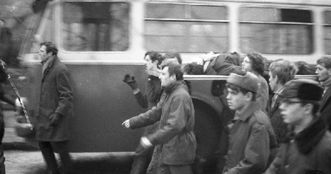 Protestujący maszerują ulicami Gdyni, niosąc na drzwiach ciało Zbigniewa Godlewskiego - robotnika zastrzelonego 17.12.1970 r.