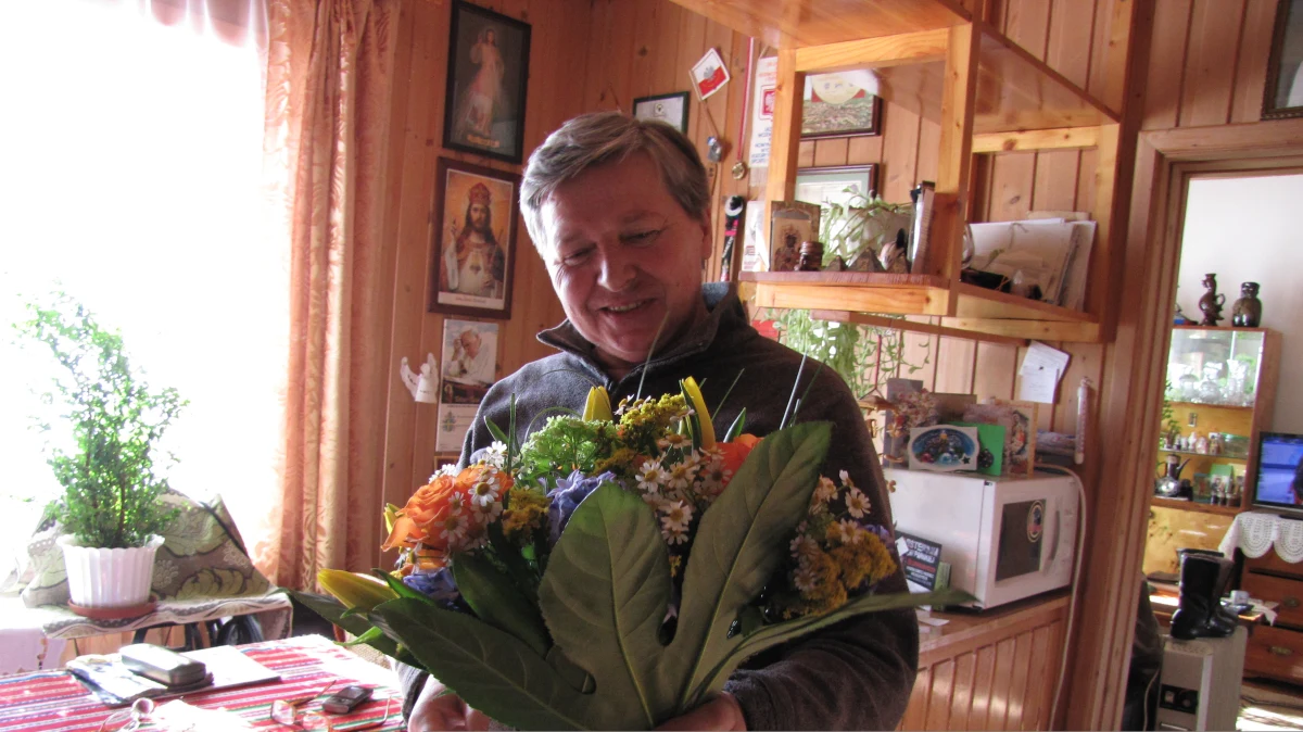 "Zobaczyłam, że dobrze z progu wychodzi. Idealnie" - opowiada o wczorajszym mistrzowskim skoku Kamila Stocha pani Jadwiga Staszel, nauczycielka WF-u, która pierwsza dostrzegła talent naszego złotego medalisty z Soczi. "Kamil ma bardzo ważną cechę. Potrafi się skupić na dany moment. A to nie każdy potrafi" - podkreśla.