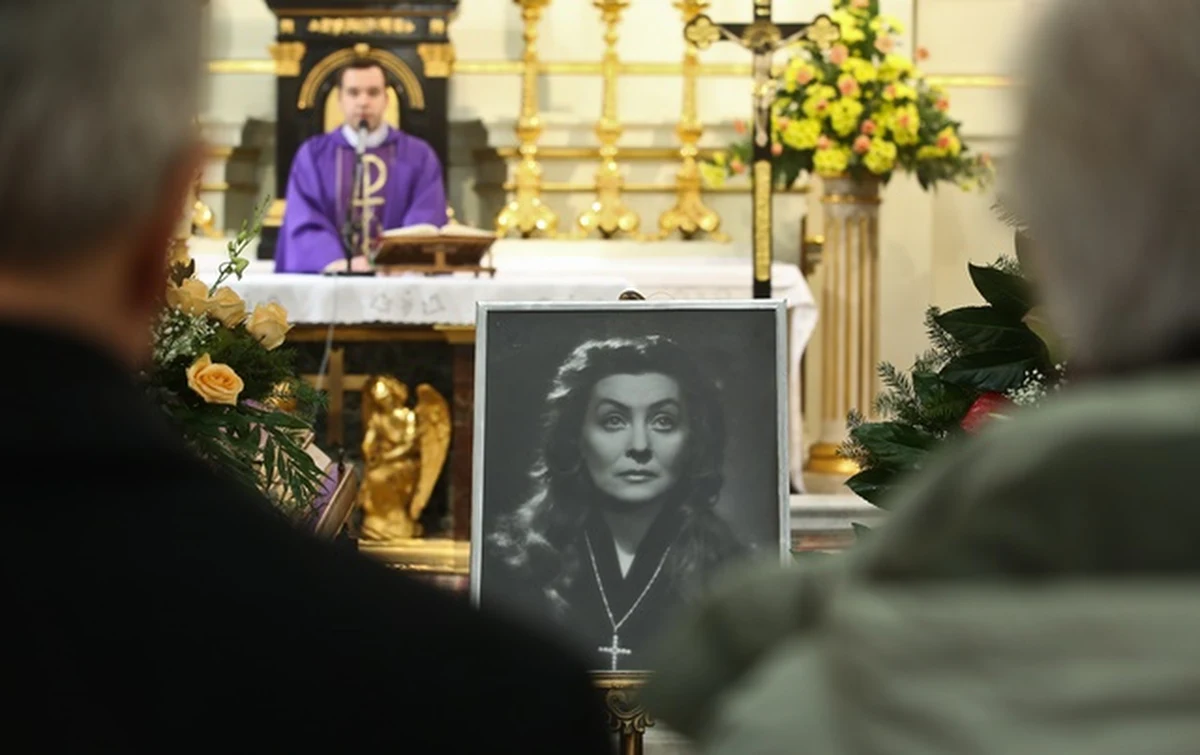 Rodzina, przyjaciele i koledzy-aktorzy pożegnali w Warszawie wybitną aktorkę Ninę Andrycz. Uroczystości pogrzebowe rozpoczęła w poniedziałek msza w kościele św. Karola Boromeusza. Artystkę pochowano na Starych Powązkach.