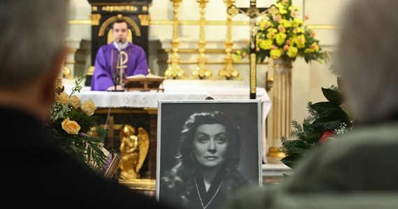 Rodzina, przyjaciele i koledzy-aktorzy pożegnali w Warszawie wybitną aktorkę Ninę Andrycz. Uroczystości pogrzebowe rozpoczęła w poniedziałek msza w kościele św. Karola Boromeusza. Artystkę pochowano na Starych Powązkach.