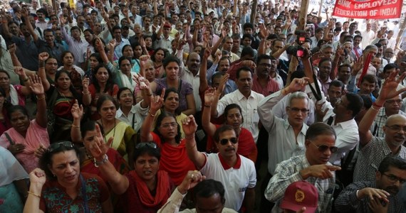 Ponad milion pracowników banków w całych Indiach rozpoczęło dwudniowy strajk. Domagają się podwyżek płac i wstrzymania forsowanych przez rząd reform sektora bankowego. 