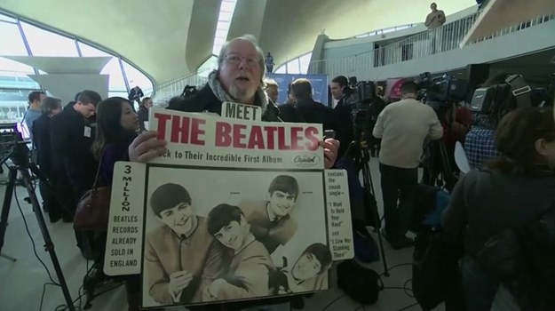 50 lat temu legendarna grupa The Beatles wylądowała w Nowym Jorku na lotnisku im. Johna F. Kennedy'ego. Teraz fani zespołu hucznie obchodzili okrągłą rocznicę tego wydarzenia. Razem z nimi świętowała Julia Baird, siostra Johna Lennona. - To niesamowite uczucie! Nie spodziewałam się, że będzie tu aż tyle ludzi - przyznała ze wzruszeniem. 
