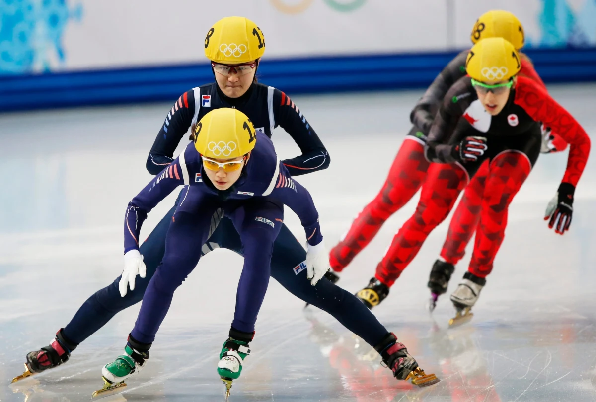 W ostatnim odcinku przygotowanego wspólnie z Akademią Wychowania Fizycznego w Krakowie przewodnika po łyżwiarstwie szybkim, koncentrujemy się na krótkim torze i zawodach w short tracku. W doktorem Dariuszem Tchórzewskim, byłym trenerem kadry short-tracku rozmawiamy od tym, co odróżnia ślizganie się na łyżwach na krótkim i długim torze, dlaczego z krótkiego na długi zawodnikom łatwiej się przenieść. Wspominamy też o sztafecie, w której w drużynie może jechać nawet jeden zawodnik i o pięciu torach w jednym. 