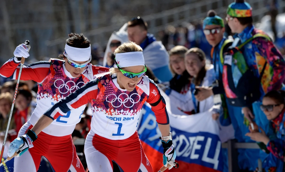 Międzynarodowy Komitet Olimpijski przypomniał, że uczestnikom igrzysk w Soczi nie wolno podczas zawodów nosić czarnych opasek na znak żałoby po śmierci bliskiej osoby, jak to uczyniły norweskie narciarki w sobotnim biegu łączonym. "Wysłaliśmy w tej sprawie listowne upomnienie Norweskiemu Komitetowi Olimpijskiemu. Sprawa jest zamknięta" - powiedział rzecznik prasowy MKOl Mark Adams.