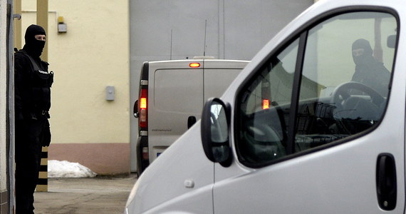 Sąd Apelacyjny w Rzeszowie nie zajmie się na razie sprawą tymczasowej izolacji Mariusza T. Nie dotarły tam bowiem akta sprawy z sądu okręgowego. Ten w ubiegłym tygodniu stwierdził, że izolacja pedofila mordercy po odbyciu kary nie jest konieczna. Od tej decyzji odwołał się szef rzeszowskiego więzienia.