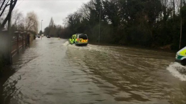 Mieszkańcy Anglii przygotowują się do kolejnej powodzi. Ostrzeżenia wydały służby meteorologiczne w związku z podnoszącym się poziomem Tamizy. Zagrożonych jest kilka tysięcy domów leżących wzdłuż rzeki. Żołnierze budują bariery przeciwpowodziowe.