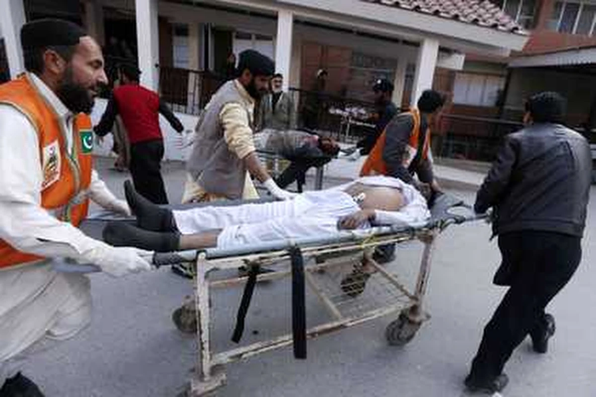 Nieznani sprawcy wrzucili granaty do kina w Peszawarze na północnym zachodzie Pakistanu podczas wyświetlania filmu pornograficznego, zabijając co najmniej 12 osób i raniąc 16 - podała miejscowa policja. 