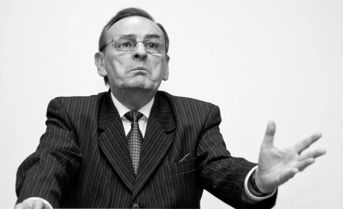 W Warszawie w wieku 74 lat zmarł Zbigniew Romaszewski, legenda opozycji antykomunistycznej, działacz Komitetu Obrony Robotników i Solidarności, twórca podziemnego radia "Solidarność", wieloletni senator - poinformowała córka zmarłego Agnieszka Romaszewska-Guzy. Od weekendu Romaszewski był w stanie śpiączki farmakologicznej i przebywał w szpitalu.