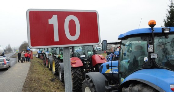 Kilkadziesiąt ciągników rolniczych przez kilka godzin utrudniało we wtorek ruch na drodze krajowej numer 10 między miejscowością Krąpiel i Wapnica (Zachodniopomorskie). Rolnicy protestowali w ten sposób przeciwko nieprawidłowościom w sprzedaży ziemi rolnej. 