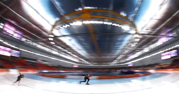 Występ na 1000 m panczenistów Zbigniewa Bródki i Konrada Niedźwiedzkiego zapowiada się na najciekawsze dla polskich kibiców wydarzenie w Soczi. Na uwagę zasługuje m.in. kontynuacja łyżwiarskiej rywalizacji par sportowych i początek zmagań hokeistów. 