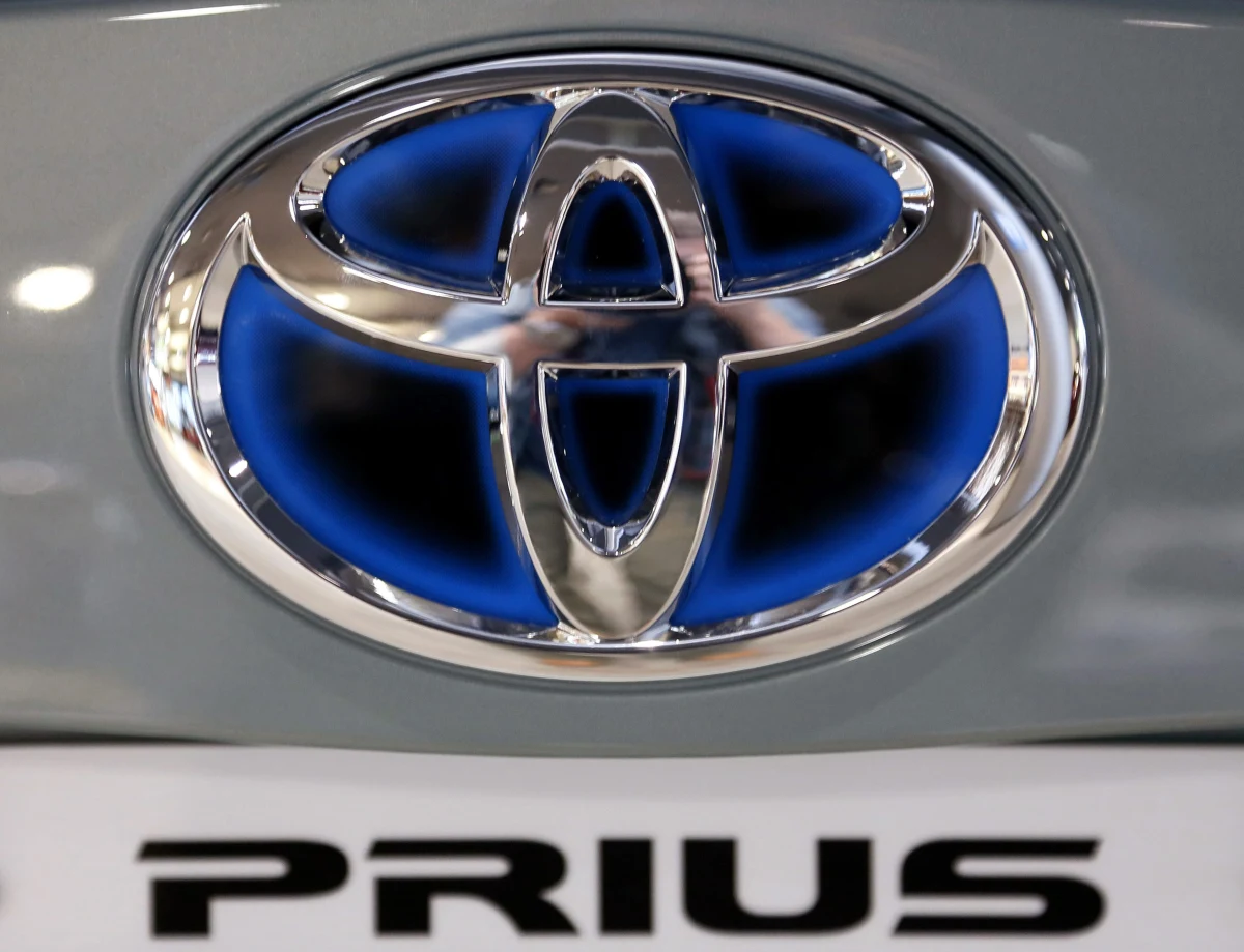 Japoński koncern motoryzacyjny Toyota wezwał do autoryzowanych serwisów 1,9 miliona samochodów hybrydowych Prius. Chodzi o wykrytą usterkę oprogramowania, która może prowadzić nawet do zatrzymania pojazdu. Akcja jest prewencyjna i bezpłatna.