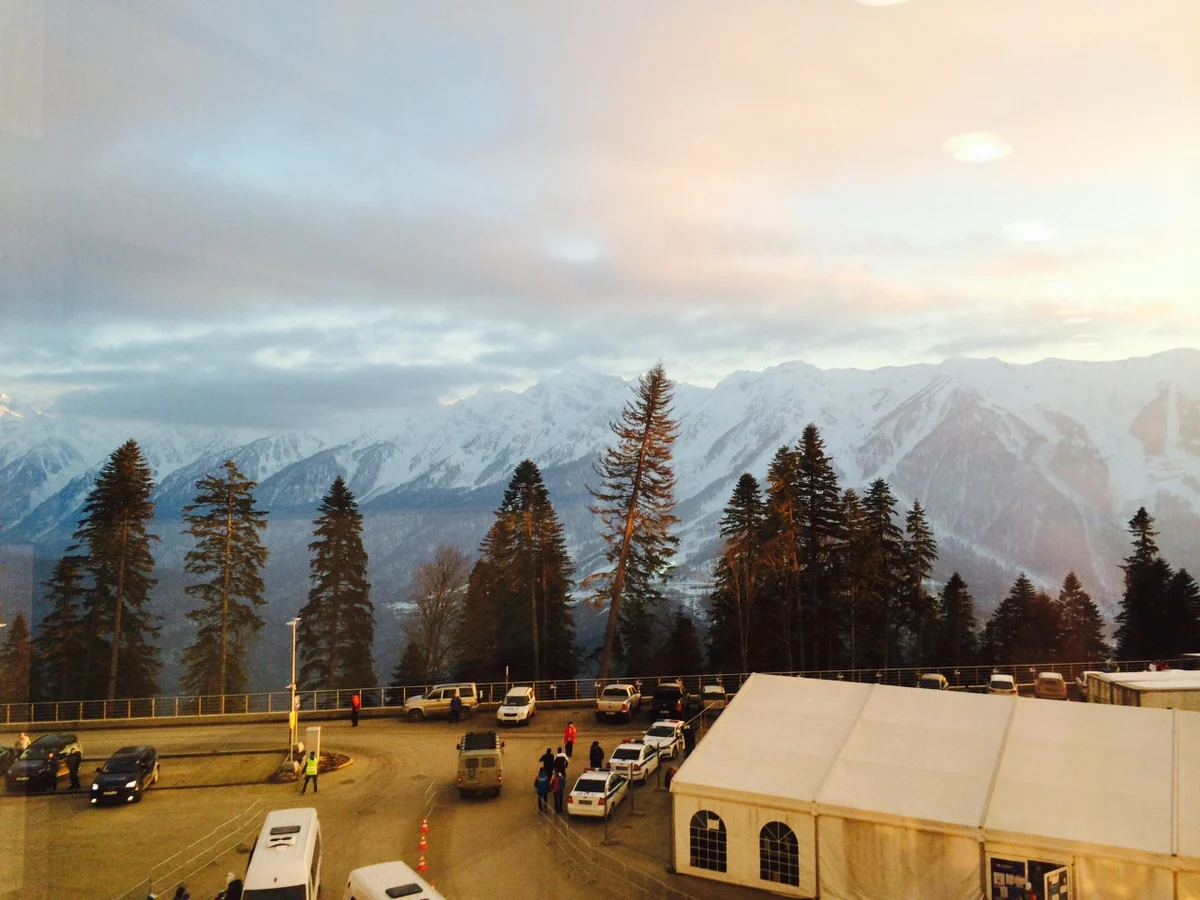 15 stopni na plusie w nadmorskim olimpijskim parku, nawet 10 w rejonie górskiej Krasnej Polany. Będąc w Soczi ciężko zapomnieć, że to pierwsze zimowe igrzyska zorganizowane w subtropikalnym klimacie. Dziennikarze i kibice nie narzekają - zawodnicy niestety mają swoje powody.