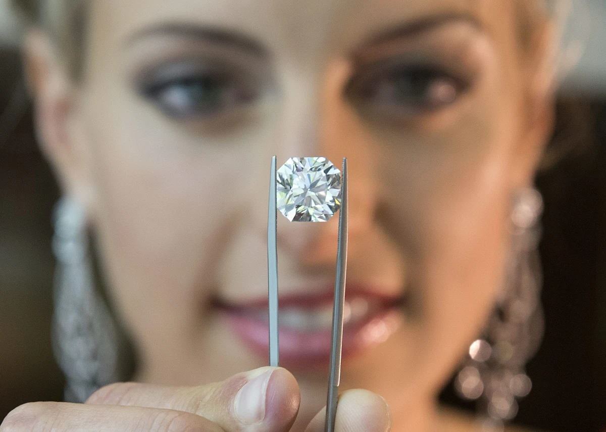 Diament wielkości kawałka dziesięciocentówki jest wart 1,5 miliona dolarów. Stał się częścią kolekcji, prezentowanej w Brisbane w Australii. 12.66 karatowy diament został wyszlifowany z 35 karatowego kamienia, największego, jaki do tej pory został wydobyty w Kanadzie. W kopalni Victor Diamond został znaleziony ponad 4 lata temu. Sam proces obróbki trwał aż siedem miesięcy. Trzeba przyznać, że to oszlifowane cudo robi wrażenie.