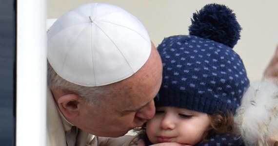 Papież Franciszek powiedział podczas audiencji generalnej, że na niedzielną mszę nie można chodzić po to, by obmawiać i krytykować innych. Pytał: Czy czasem nie plotkujemy: widziałeś, jak ten czy tamta się ubrali, czyż nie to robi się po mszy?