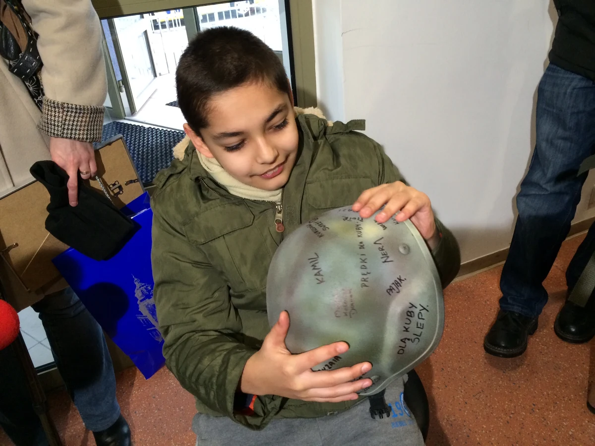 10-letni Kuba z Lublina cierpi na porażenie mózgowe rąk i nóg. Dzięki operacji i rehabilitacji robi postępy i marzy, żeby zostać antyterrorystą. Dziś miał okazję towarzyszyć im podczas codziennych ćwiczeń.