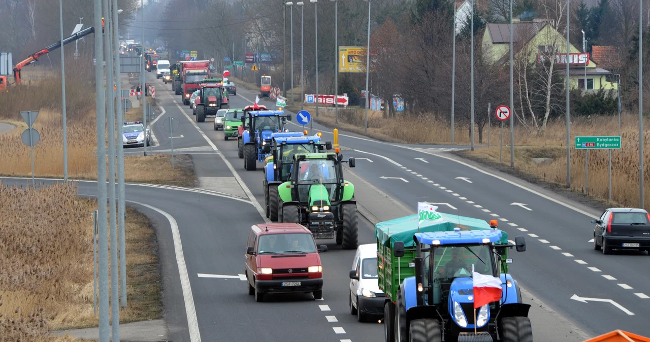 Kilkadziesiąt ciągników porusza się powolnym tempem drogą krajową nr 10 od miejscowości Krąpiel w kierunku Wapnicy