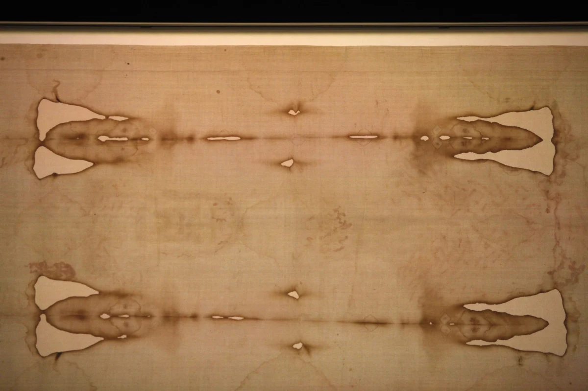 Jedna z największych tajemnic chrześcijaństwa staje się właśnie... jeszcze ciekawsza. Naukowcy z Politechniki w Turynie publikują teorię, która może wytłumaczyć, dlaczego radiowęglowe badania Całunu Turyńskiego mogły wskazać, że pochodzi z czasów średniowiecza. Włosi twierdzą teraz, że "odmłodzenie" lnianej tkaniny, w którą według tradycji miało być zawinięte ciało Chrystusa, nastąpiło w wyniku trzęsienia ziemi i towarzyszącej mu emisji promieniowania neutronowego. 