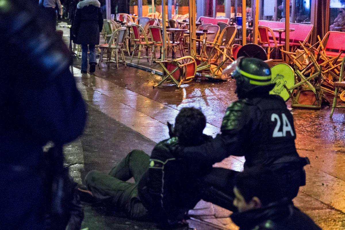 Kilkanaście osób zostało rannych w ulicznych starciach z policją w imigranckim getcie pod Paryżem. Do zamieszek doszło w czasie kręcenia teledysku do piosenki grupy miejscowych raperów.