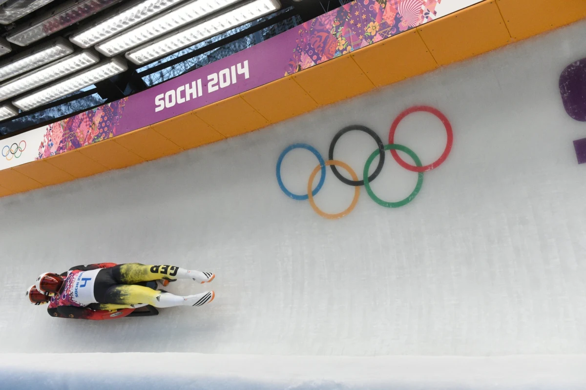 Niemcy Tobias Wendl i Tobias Arlt zdobyli w Soczi złote medale igrzysk olimpijskich w saneczkarskich dwójkach. Polacy Patryk Poręba i Karol Mikrut (AZS AWF Katowice) zajęli 15. miejsce w stawce dziewiętnastu startujących par.