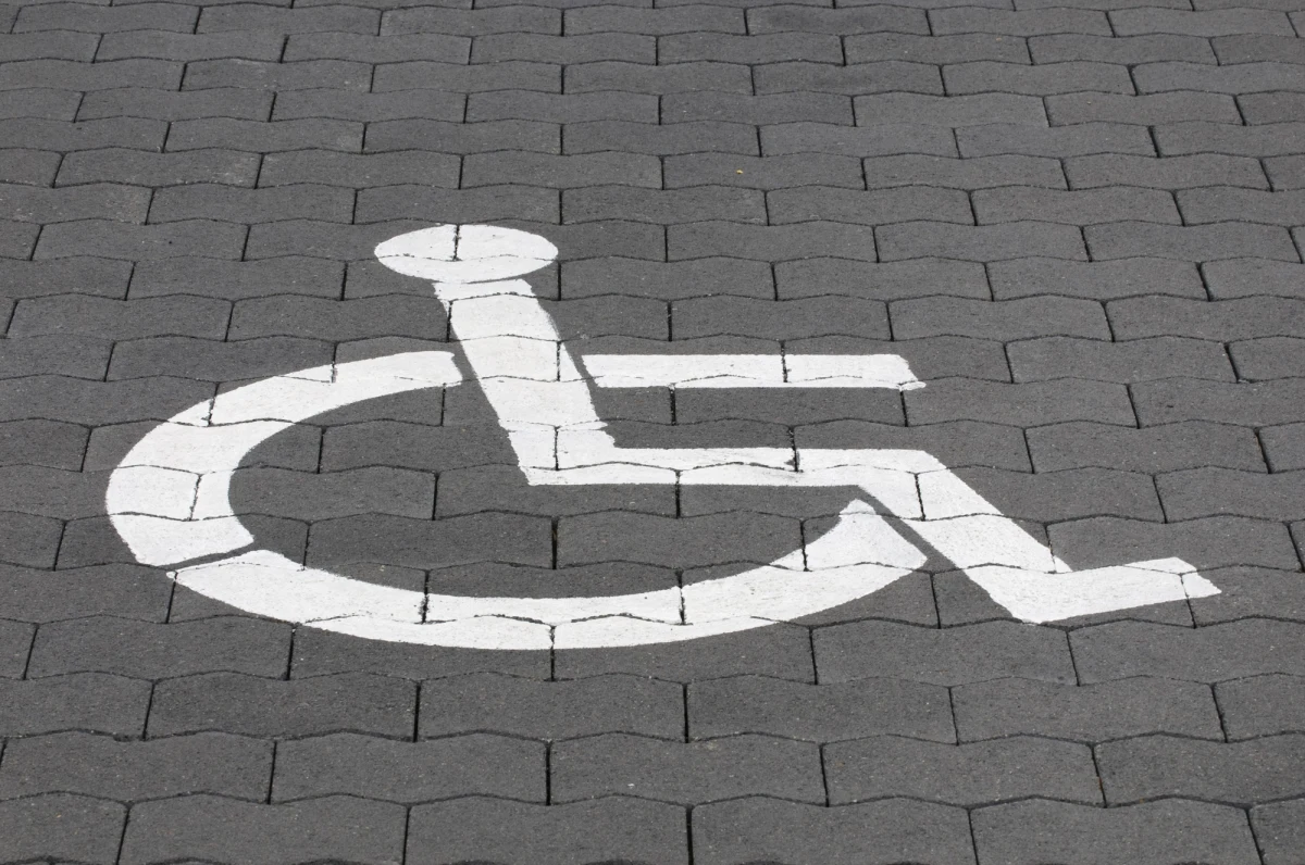 ​Matka ciężko chorej, niepełnosprawnej Natalii ze Słupska odzyskała indywidualne miejsce parkingowe przed swoim blokiem. Członkowie spółdzielni wcześniej odebrali je w głosowaniu. Dziś zmienili zdanie. To kolejna udana interwencja RMF FM.