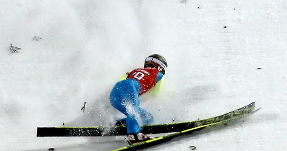 Kamil Stoch upadł przy lądowaniu podczas drugiej sesji treningowej na dużej skoczni olimpijskiej w Soczi. Po skoku na odległość 123,5 metra mistrz olimpijski ze skoczni normalnej przewrócił się i długą chwilę nie podnosił z zeskoku. Na szczęście nie odniósł poważnych obrażeń. 