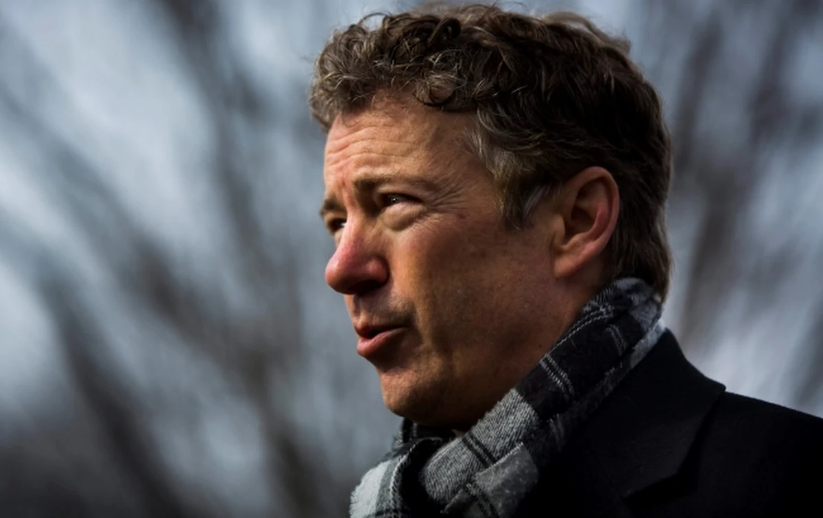 Republikański senator Rand Paul i ugrupowanie Freedomworks pozywają prezydenta Baracka Obamę za zbieranie przez Agencję Bezpieczeństwa Narodowego (NSA) informacji o rozmowach telefonicznych. Polityk podkreśla, że pozew jest w imieniu wszystkich Amerykanów, którzy są lub byli klientami operatorów telefonii w Stanach Zjednoczonych od 2006 roku. 