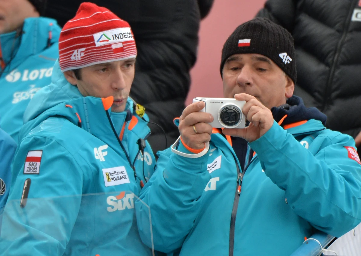 „Wygląda, że jest w porządku. Jest to na pewno stłuczenie” – mówi drugi trener polskiej ekipy Zbigniew Klimowski po upadku Kamila Stocha na skoczni w Soczi. „Kamil stracił równowagę. Nastąpił - jak określił jeden z kolegów - taki kontrolowany upadek” - dodaje.