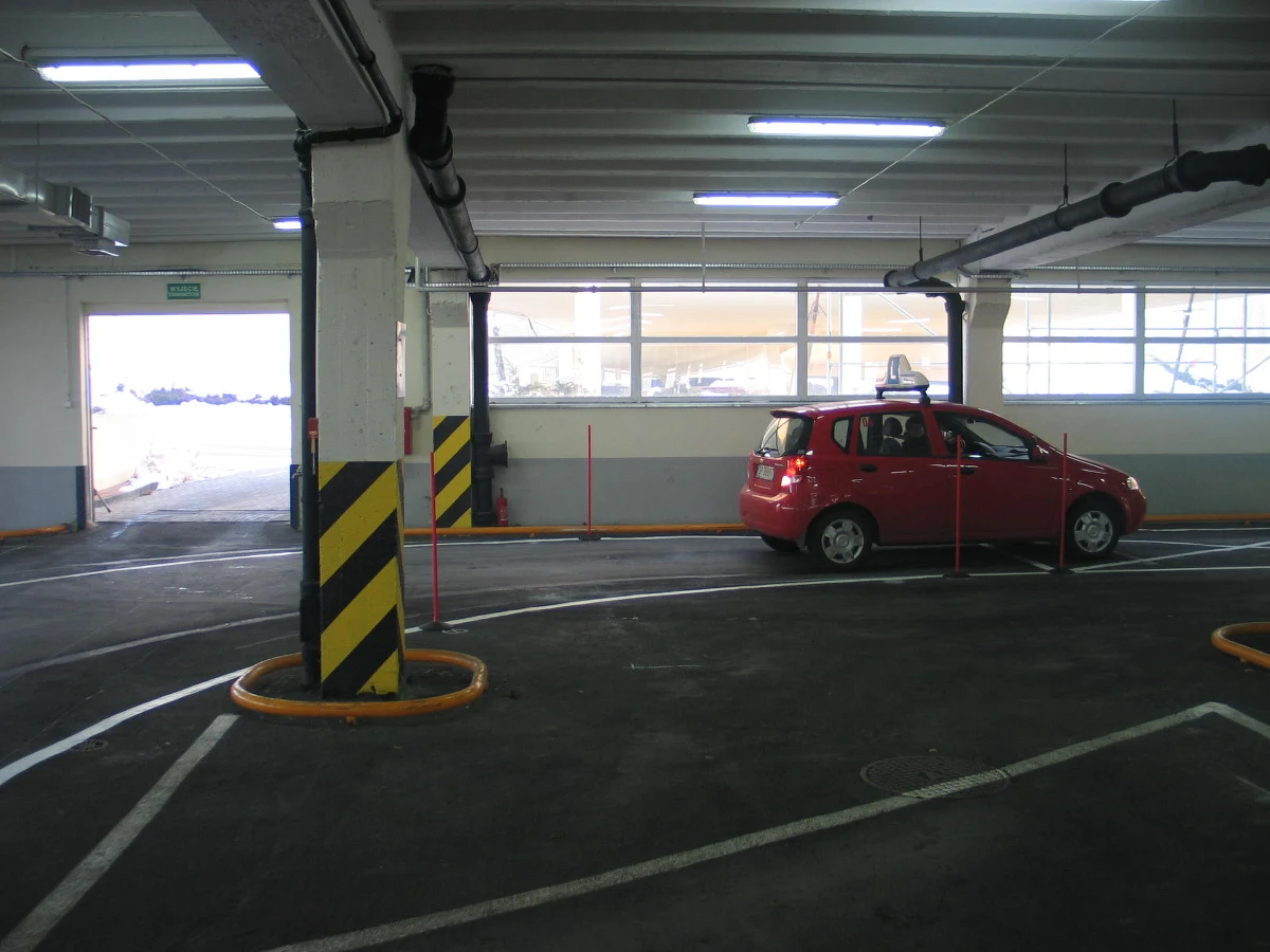 Egzaminatorzy na prawo jazdy z Krakowa będą wysyłani do Tarnowa albo Nowego Sącza - i odwrotnie. Chodzi o to, aby mieli mniejszy kontakt z kursantami, a więc mniej okazji do wzięcia łapówki - informuje "Dziennik Polski". 