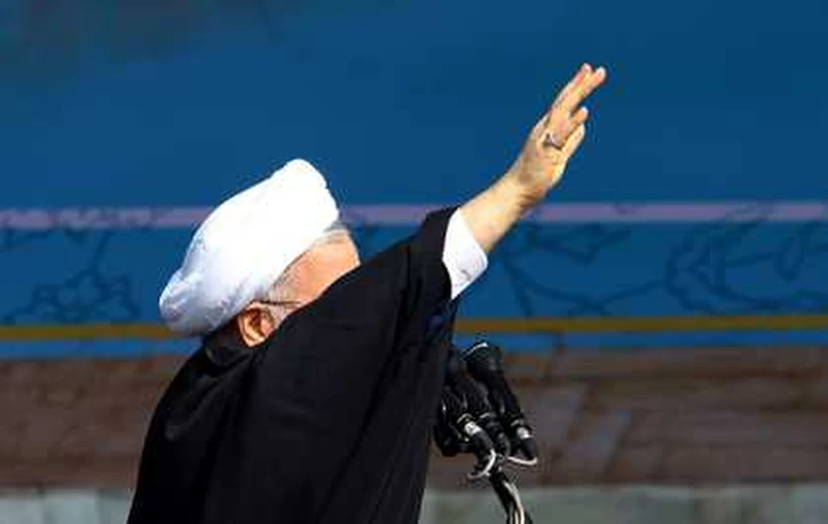 25 lat temu ajatollah Chomeini ogłosił, że każdy muzułmanin ma moralny obowiązek dążyć do zabicia Salmana Rushdiego, autora książki "Szatańskie wersety". Wymieniany wśród kandydatów do nagrody Nobla pisarz żyje w cieniu fatwy już ćwierć wieku. 