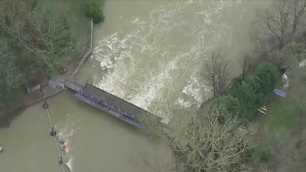 Kolejna fala złej pogody uderzyła w zachodnie wybrzeże Wielkiej Brytanii. Wiatr w porywach osiągał ponad 160 km na godzinę. Tysiące domów leżących wzdłuż Tamizy znajduje się pod wodą. Brytyjskie Biuro Meteorologiczne wydało najwyższe, czerwone ostrzeżenie o wyjątkowo silnym wietrze dla Walii i północno-zachodniej Anglii oraz ostrzeżenia przeciwpowodziowe dla południowo-wschodniej Anglii.