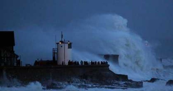 Huraganowe wiatry, które przeszły nad południowymi regionami Wielkiej Brytanii pozbawiły dostaw prądu dziesiątki tysięcy domów. W Walii prędkość wiatru osiągała nawet 180 kilometrów na godzinę.