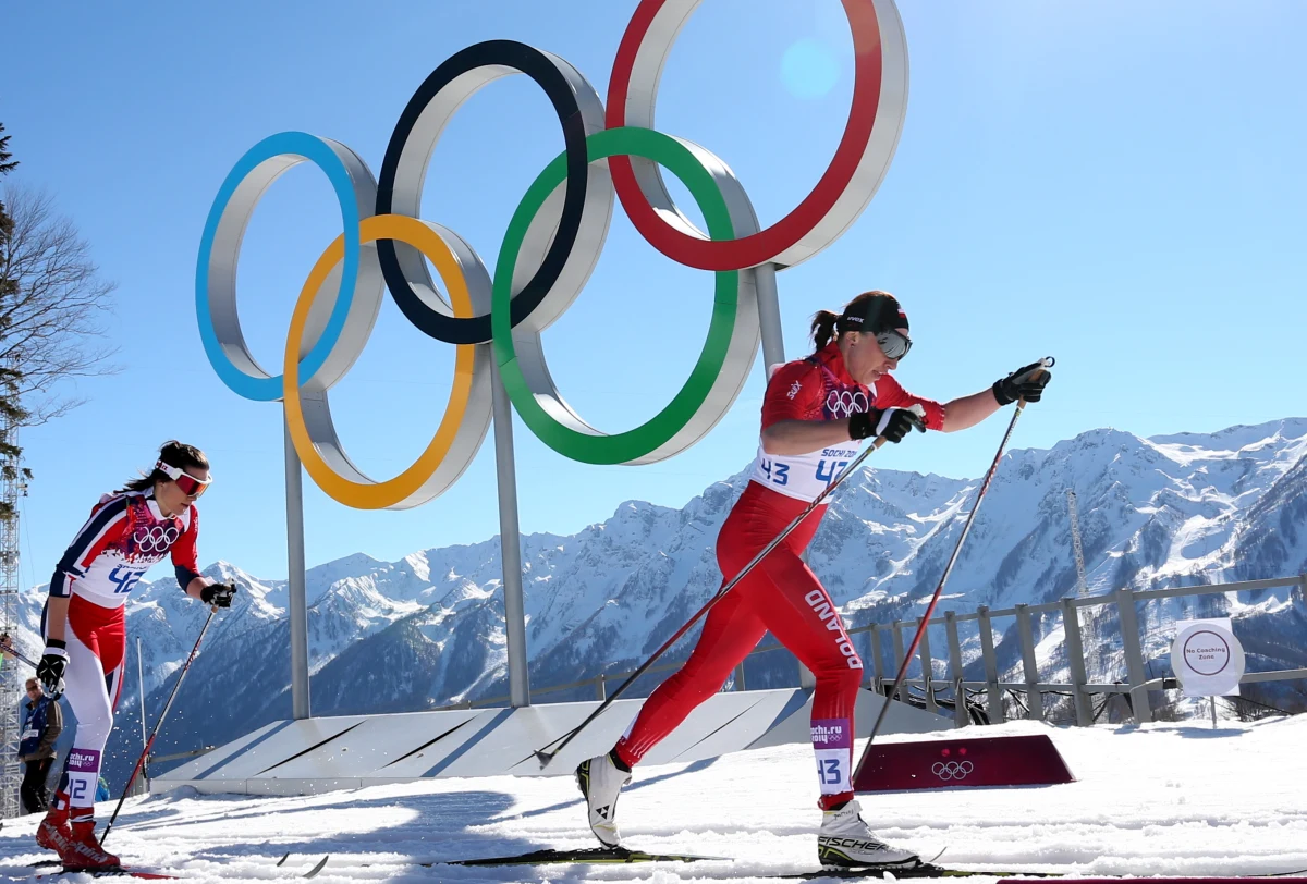 Justyna Kowalczyk została w Soczi mistrzynią olimpijską w biegu narciarskim na 10 km techniką klasyczną. To jej drugi złoty medal w karierze, a czwarty wywalczony przez polskich sportowców w historii zimowych igrzysk. Już w Soczi konkurs skoków na średnim obiekcie wygrał Kamil Stoch.