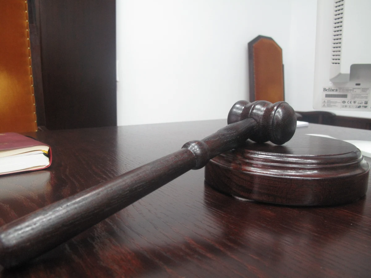 12 lat spędzi w więzieniu 33-latek, który prowadząc auto pod wpływem alkoholu śmiertelnie potrącił na przejściu dla pieszych 10-letniego chłopca i 63-letnią kobietę idącą chodnikiem. Wyrok w tej sprawie zapadł przed Sądem Rejonowym w Łodzi. W chwili wypadku kierowca miał w organizmie dwa promile alkoholu. 