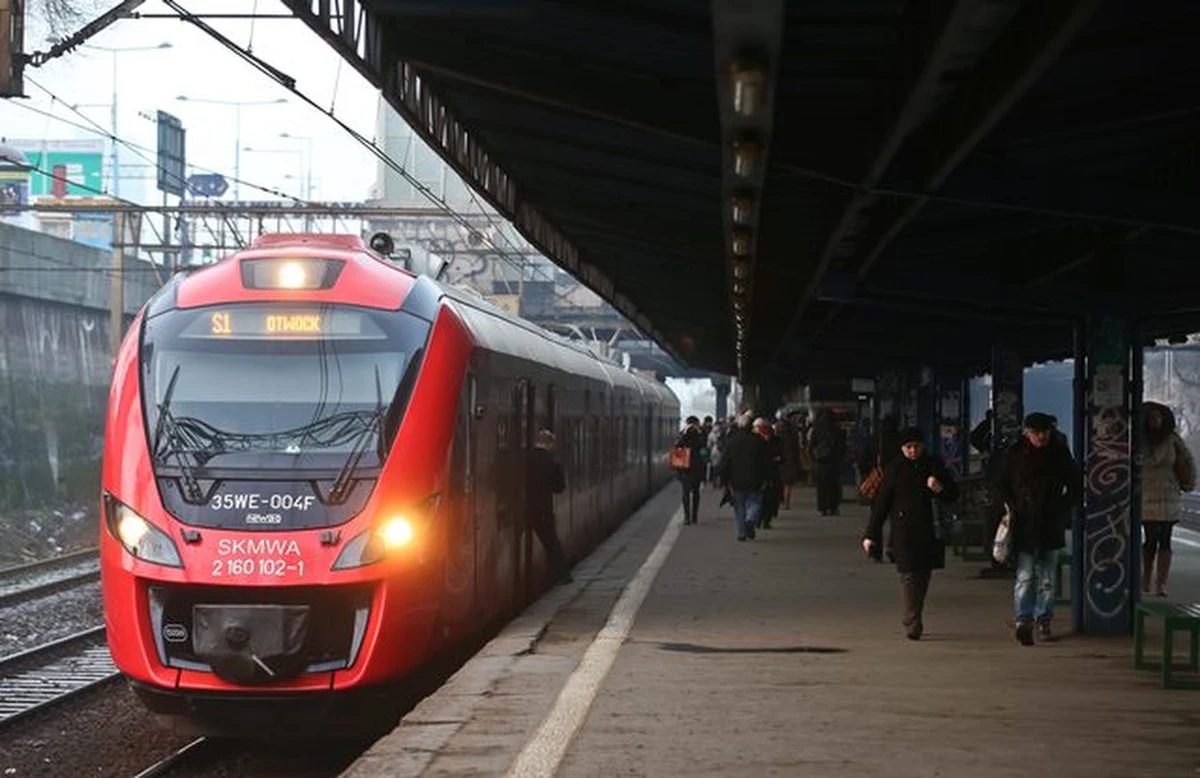 Co najmniej trzy miesiące poważnych problemów kolejowych w stolicy. Już 9 marca, wraz z nowym rozkładem jazdy, kolejarze zabierają się za remont dalekobieżnej części mostu średnicowego. To najbardziej obciążony most kolejowy w Polsce. Na dobę przejeżdża po nim 800 pociągów - w tym wszystkie dalekobieżne kursujące przez Dworzec Centralny. Jak zmieni się ruch pociągów? Szczegóły poniżej.