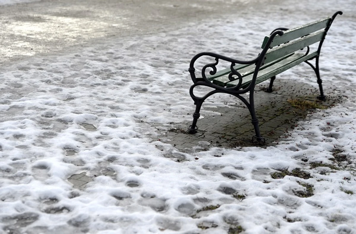 Zachmurzenie na ogół duże, sporo rozpogodzeń, miejscami opady deszczu oraz śniegu połączonego z deszczem i temperatura maksymalna do 6 stopni Celsjusza - takie są prognozy na piątek. W sobotę wartości na termometrach mają jeszcze wzrosnąć. We Wrocławiu ma być nawet do 9 st. Celsjusza. 