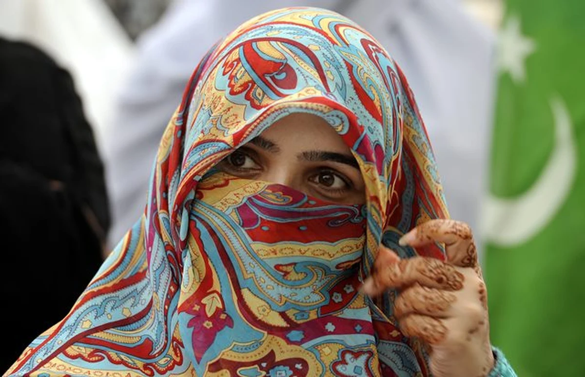 Saudyjski duchowny, będący członkiem oficjalnej instytucji skupiającej uczonych w zakresie prawa i teologii islamu, zabronił kobietom chodzenia do lekarza-mężczyzny bez asysty męskiego krewnego - podał saudyjski dziennik "Al Hajat".